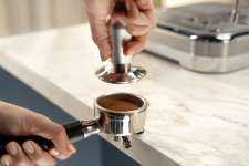 Tassez le café en sécurité grâce à notre système sûr pour les plans de travail
