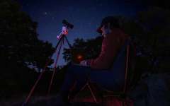 Parée pour la journée. Et la nuit. Parée pour la journée. Et la nuit.