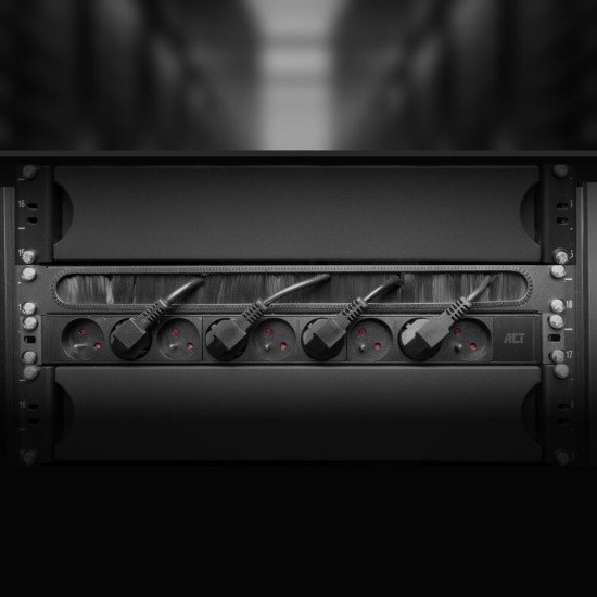 ACT Rallonge PDU 19" CEE7/7 avec 9 prises de type E, 3m H05VV-F 3G1.5 ACT Rallonge PDU 19" CEE7/7 avec 9 prises de type E, 3m H05VV-F 3G1.5