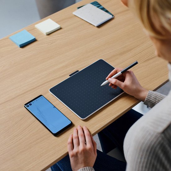 Wacom Intuos One Small tablette graphique Gris, Blanc 152 x 95 mm USB/Bluetooth Wacom Intuos One Small tablette graphique Gris, Blanc 152 x 95 mm USB/Bluetooth