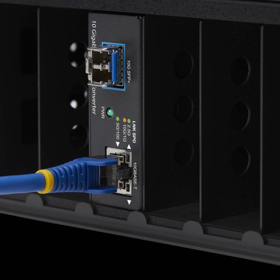 StarTech.com Convertisseur de Média Fibre Optique SFP+ Ouvert Multi-Gigabit 10 GbE, 10G/5G/2,5G/1G/100M, Cuivre vers 10GBASE-X SFP+, Monomode, Multimode, Trames Jumbo 16K, TAA