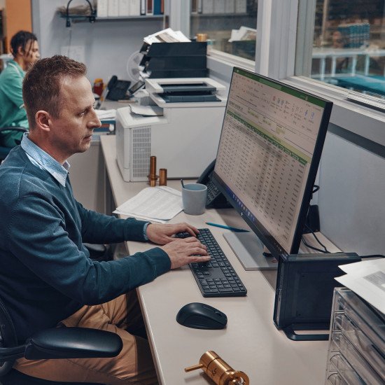 HP Elite Mini 600 G9 Desktop PC Intel® Core™ i7 i7-13700T 16 Go DDR5-SDRAM 512 Go SSD Windows 11 Pro Mini PC Noir